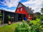 Dr. Lehner Immobilien NB - Schmuckes Einfamilienhaus mit idyllischem Grundstück an der Ostsee - Seitlicher Carport von hinten