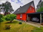 Dr. Lehner Immobilien NB - Schmuckes Einfamilienhaus mit idyllischem Grundstück an der Ostsee - Seitlicher Carport von vorn