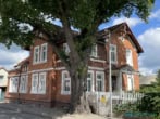 Charmantes Zweifamilienhaus mit idyllischem Gartenbereich! - Haus-Seitenansicht